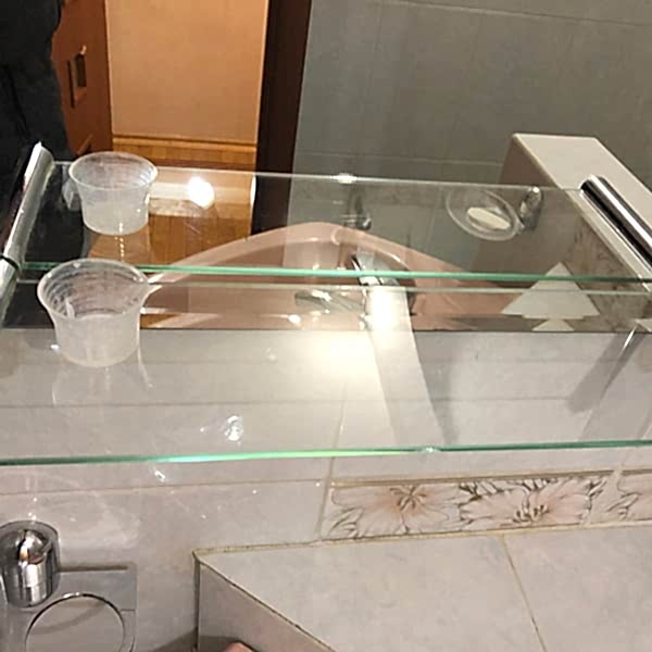 клининг стеклянных полок в ванной