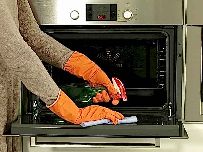 Как почистить духовой шкаф от нагара?